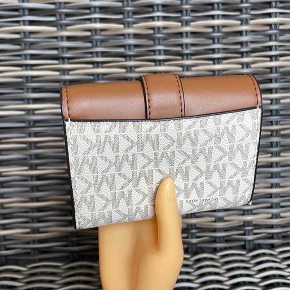 MICHAEL KORS CARMEN MEDIUM LOGO AND FAUX LEATHER WALLET VANILLA - Picture 15 of 16